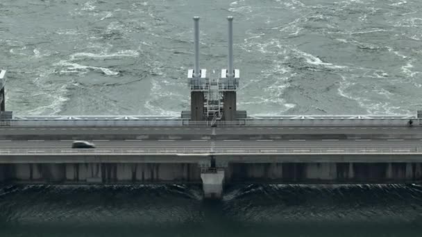 Θαλασσινό Νερό Διέρχεται Από Μια Γέφυρα Φράγμα Καταιγίδα — Αρχείο Βίντεο