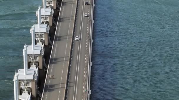 Die Fahrzeugbrücke Über Eine Sturmflutsperre — Stockvideo