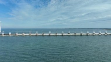 Doğu Scheldt 'teki Fırtına Dalgası Bariyeri Hollanda' yı denizden koruyor