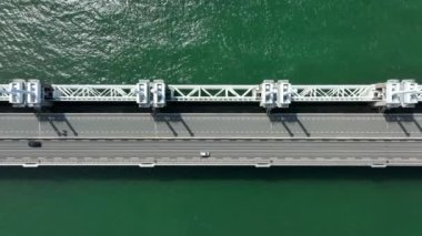 Doğu Scheldt 'teki Fırtına Dalgası Bariyeri Hollanda' yı denizden koruyor