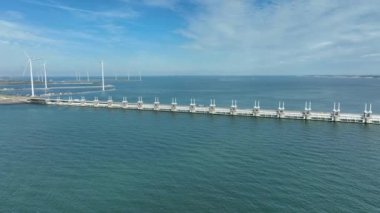 Doğu Scheldt 'teki Fırtına Dalgası Bariyeri Hollanda' yı denizden koruyor