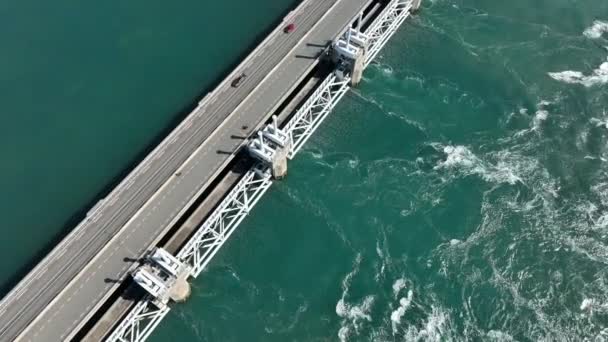 Havsvatten Rusar Genom Storm Våg Barriär — Stockvideo