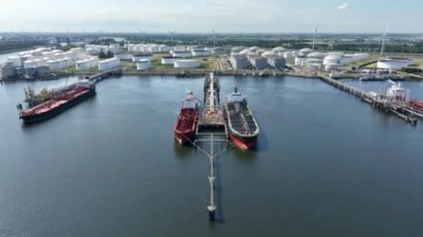 Crude Petrol Tanker Gemileri Petrokimyasalları bir Sahil Yakıt Deposuna boşaltıyor
