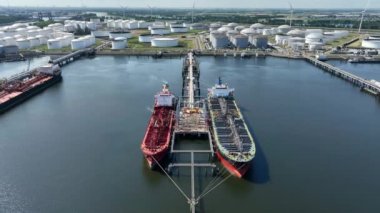 Crude Petrol Tanker Gemileri Petrokimyasalları bir Sahil Yakıt Deposuna boşaltıyor