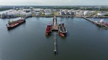 Crude Petrol Tanker Gemileri Petrokimyasalları bir Sahil Yakıt Deposuna boşaltıyor