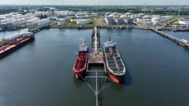 Crude Petrol Tanker Gemileri Petrokimyasalları bir Sahil Yakıt Deposuna boşaltıyor