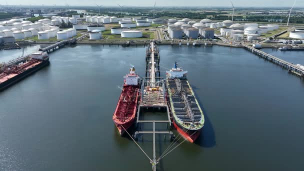 Нефтяные Танкерные Корабли Выгружающие Нефтехимикаты Береговое Топливное Хранилище — стоковое видео