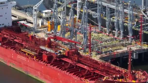 Olajszállító Tartályhajók Petrolkémiai Anyagokat Rakodnak Egy Kikötői Raktárban — Stock videók