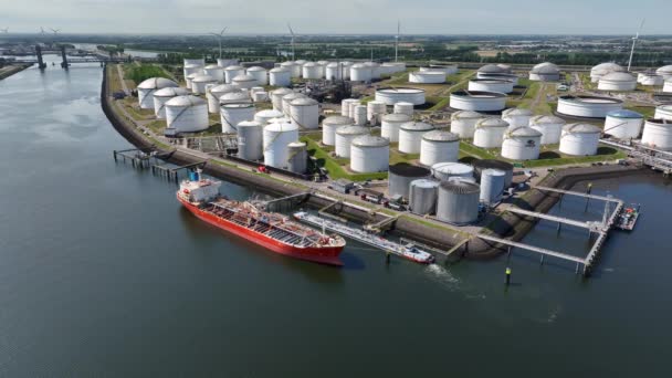 Navio Transporte Carga Líquida Petróleo Bruto Que Descarrega Produtos Petroquímicos — Vídeo de Stock