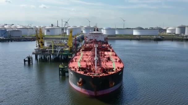 Flüssiger Frachtschiff Für Rohöl Das Petrochemikalien Ein Treibstofflager Entlädt — Stockvideo