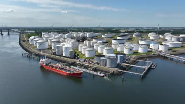 原油液体燃料运输船将石油化学品卸下燃料仓库 — 图库视频影像