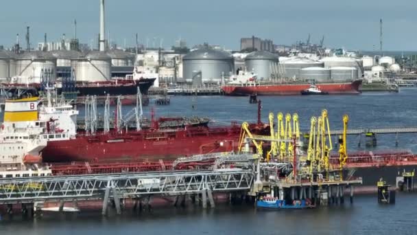 Πλοία Μεταφοράς Υγρού Φορτίου Που Εκφορτώνουν Αργό Πετρέλαιο Δεξαμενή Καυσίμων — Αρχείο Βίντεο