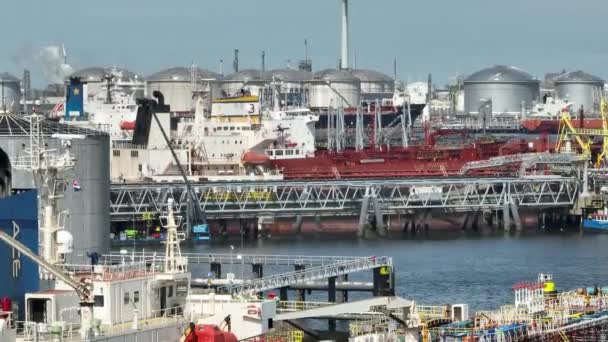 液体货物运输船舶将原油卸到燃料站 — 图库视频影像