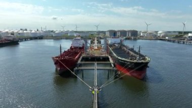 Crude Petrol Tanker Gemileri Petrokimyasalları bir Sahil Yakıt Deposuna boşaltıyor