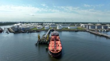 Crude Petrol Tanker Gemileri Petrokimyasalları bir Sahil Yakıt Deposuna boşaltıyor