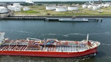 Crude Petrol Tanker Gemisi Petrokimyasalları bir depoya boşaltmak için limana geliyor