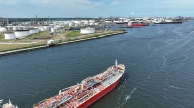 Bir limanda Crude Petrol Tanker Gemisi Bir depoda Petrokimyasalları boşaltmaya hazır