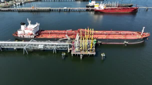 Nyersolaj Folyékony Teherszállító Hajó Petrolkémiai Anyagokat Rakodva Egy Üzemanyag Raktárba — Stock videók