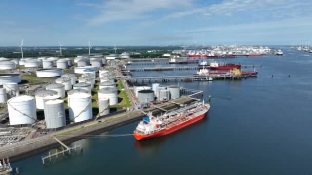 Crude Oil Tanker Vessel Unloading Petrochemicals Shore Fuel Depot — Stock Video