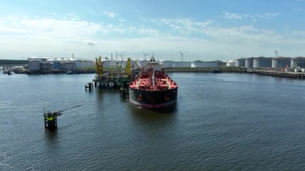 Råoljetransportfartyg För Flytande Last Som Lossar Petrokemikalier Till Ett Bränsleförråd — Stockvideo