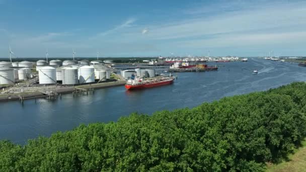 Kőolajszállító Tartályhajó Petrolkémiai Anyagok Kirakodása Parti Üzemanyag Raktárba — Stock videók