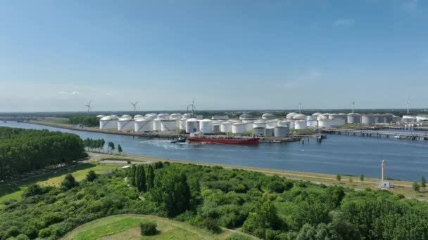 Crude Oil Tanker Vessel Unloading Petrochemicals Shore Fuel Depot — Stock Video