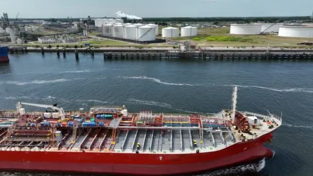 原油タンカー船が港に到着し デポで石油化学物質をアンロード — ストック動画