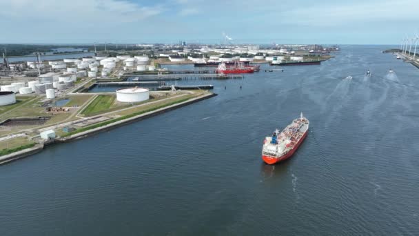Loď Ropného Tankeru Připlouvá Přístavu Aby Vyložila Petrochemikálie Skladu — Stock video