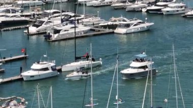 Yatlar, sürat tekneleri ve gemiler Yazın bir nehirde