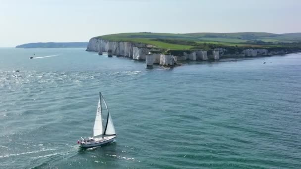 Ett Segelfartyg Vid Old Harry Rocks Storbritannien — Stockvideo