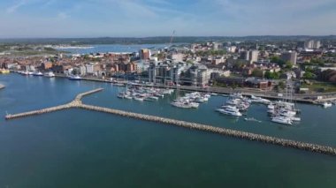 İngiltere 'nin güney kıyısındaki Poole Yat Limanı ve Rıhtımı