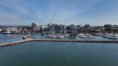 İngiltere 'nin güney kıyısındaki Poole Yat Limanı ve Rıhtımı