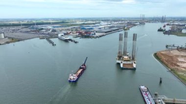 Toplu Taşıyıcı Gemisi Otomatik Yükleme Havadan Görünümü Port 'a varıyor