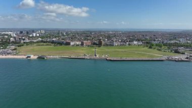 Güney Denizi Solent 'in kıyılarında, İngiltere' nin güney kıyısında.