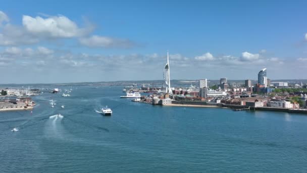 Prom Odpływający Portsmouth Harbour Letnim Widoku Lotniczym — Wideo stockowe