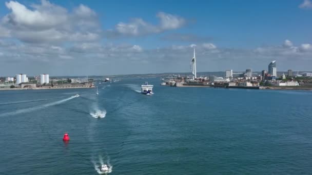 Färja Avgår Från Portsmouth Harbour — Stockvideo