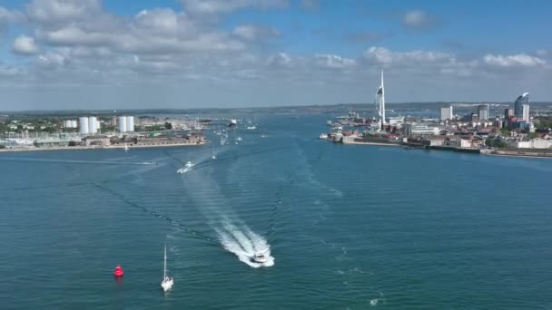 Odplutí Lodí Portsmouth Harbour Letním Leteckém Zobrazení — Stock video