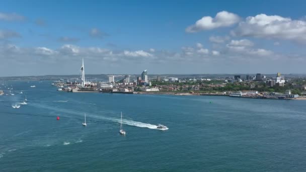 Boten Bij Entree Naar Portsmouth Harbour — Stockvideo