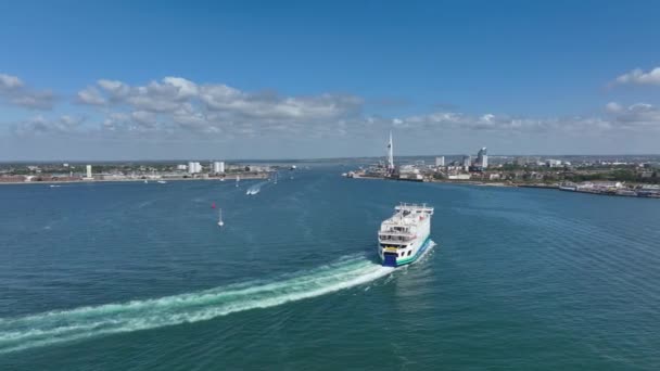 Färja Anländer Till Portsmouth Harbour — Stockvideo