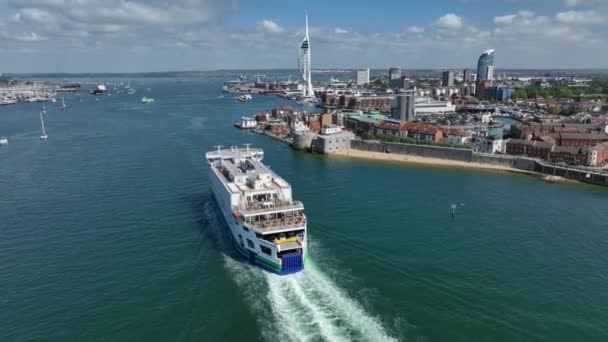 Een Veerboot Arriveert Portsmouth Harbour — Stockvideo