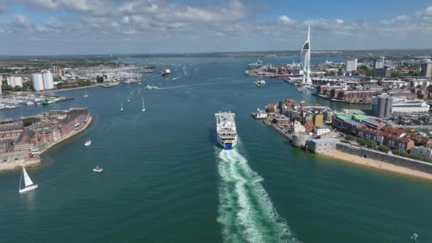 Portsmouth Limanına Giden Yolcu Feribotu — Stok video