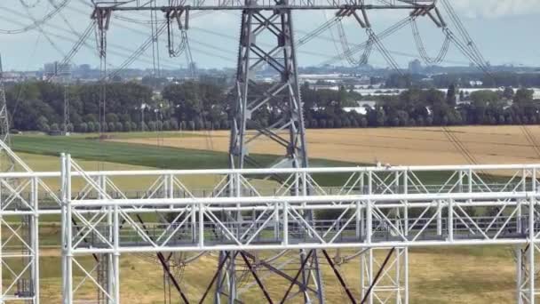 Pylony Při Vysokonapěťové Třífázové Elektrické Rozvodně — Stock video