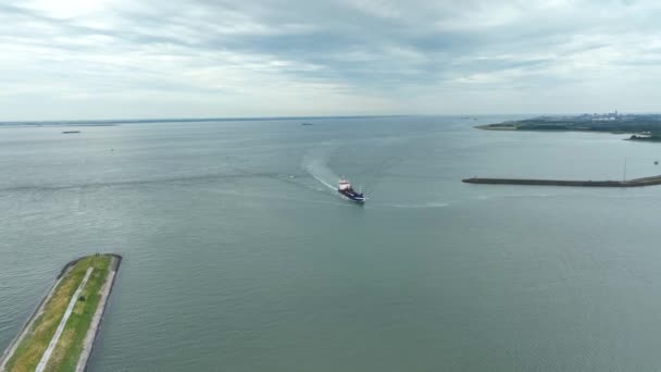 海上で貨物を運ぶセルフアンロードバージ — ストック動画