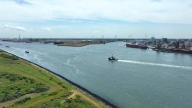 Rıhtımdaki römorkör, gemi manevralarına yardımcı olmak için çalışıyor