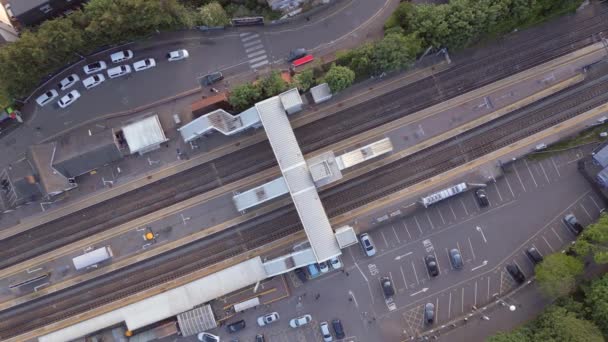 Pociągi Podmiejskie Stacji Wielkiej Brytanii Aerial Time Lapse — Wideo stockowe