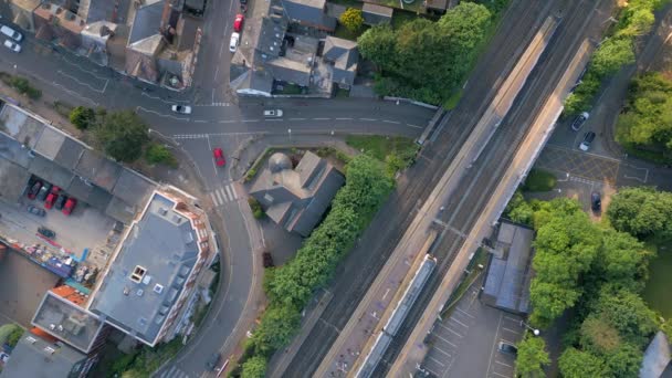 Pociągi Podmiejskie Stacji Wielkiej Brytanii Aerial Time Lapse — Wideo stockowe