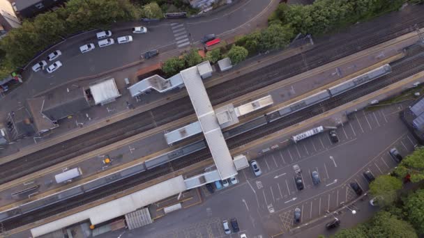 Vonatok Megállnak Egy Állomáson Egyesült Királyságban Aerial View — Stock videók