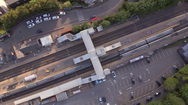 Treinen Stoppen Bij Een Station Aerial View — Stockvideo