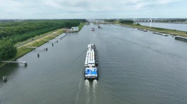 Hollanda 'daki Volkerak Kilidi' ne giren araçlar.