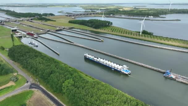 Fahrzeuge Die Boot Die Schleuse Volkerak Den Niederlanden Transportiert Werden — Stockvideo